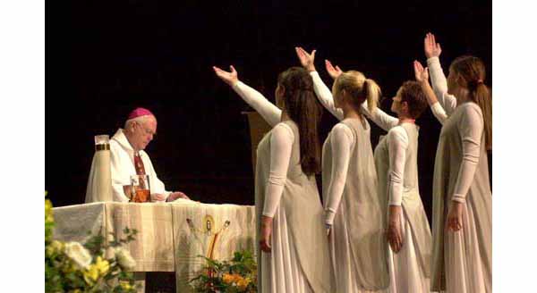 Dancing girls during Niederauer's mass